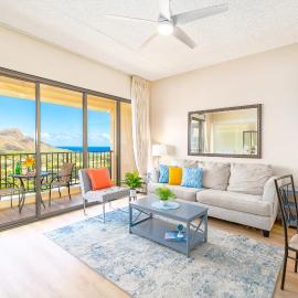 Sky-high condo with lanai & beach access