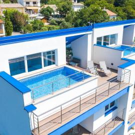 SeArenity Pool Suite - Seafront