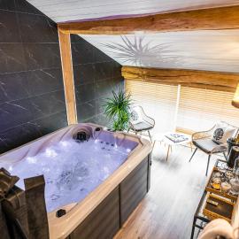 Gite Romantique avec jacuzzi privatif et Love Sofa Les Charmes du Lac 15min Futuroscope