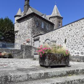 Maison du Chevalier des Huttes - Table et Chambres d'hôtes, hotel in Vic-sur-Cère