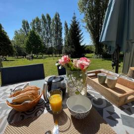Le Vieil Home, au pied de la cité médiévale, hotel em La Haute-Chapelle