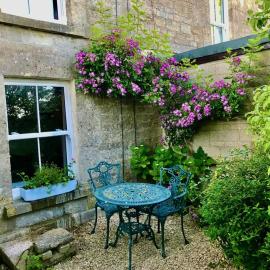 Key Cottage, sleeps 8، فندق في Brimscombe