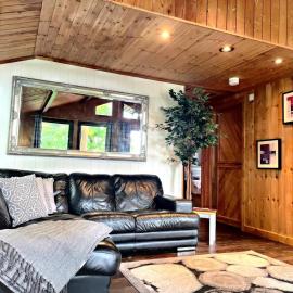 Snowdrop 10-Hot Tub-Woodlandlodges-St Clears-Pembrokeshire, hotel in Carmarthen