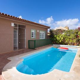 Casa Melocoton - Private pool - Ocean View - BBQ - Garden - Terrace - Free Wifi - Child & Pet-Friendly - 4 bedrooms - 8 people, Hotel in La Listada
