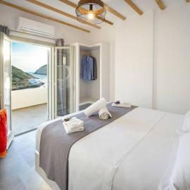 Droufakos’ home - Beachfront Lux 2BD apt. w. Views, hotell i Sifnos