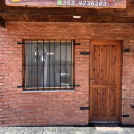 CABAÑAS FENIX con EL ARROYO AMBOY RODEANDO LA PROPIEDAD reservar con 24 hs de anticipación, hotel in Villa Amancay