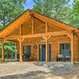 'Falling Star' Eagletown Cabin w/ Hot Tub: Pets OK, ξενοδοχείο σε Eagletown