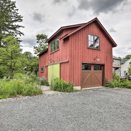 Barn-Like Studio Suite w/ Flowering Garden!, hotel in Titusville