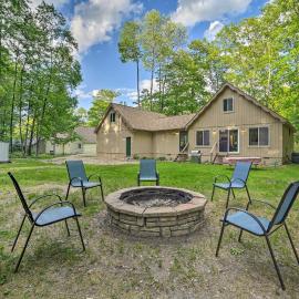 Higgins Lake Getaway - Boating, Fish, Golf, ATV!、Roscommonのホテル