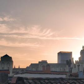 Maison intra muros, clim, terrasses avec vue sur palais jaccuzzi et garage โรงแรมในอาวีญง