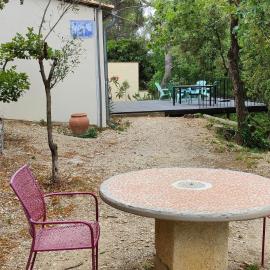 maisonnette provençale sous les chênes