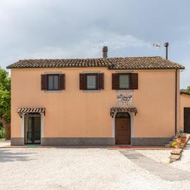Bed & Breakfast In vino veritas, hotel u gradu Arcevia
