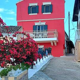 Casa Andri sea view، فندق في Chlomós