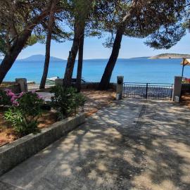 Sidus Maris, Spacious Seaside Apartment with Free Parking, hotel in Martinšćica