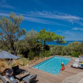 Villa bodri, maison en pierre avec vue mer et piscine chauffée, hotel in LʼÎle-Rousse