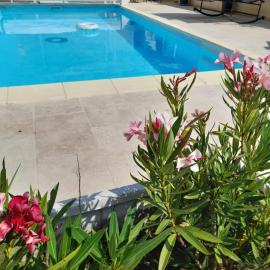 Studio sympa avec parking privé, piscine et clim, hotel in Manosque