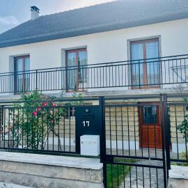 Super maison entre paris et Disney, hotel din Chelles