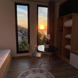 four generation hotel – hotel w mieście Shirokë