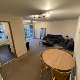 Spacious 2-Bedroom Flat Near Surbiton Station, hotel Surbitonban