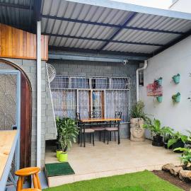 Casa Flores、エレディアのホテル