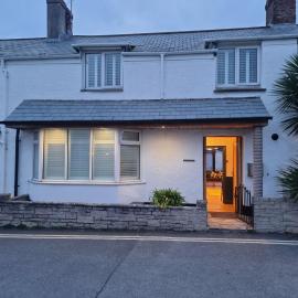 Neet Retreat - sleeps 7 next to beach