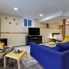 Adorable private suite with indoor fire place, hotel Cochrane-ben