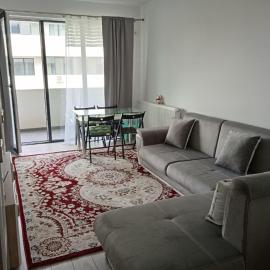 Deluxe 2 bedroom apartment with balcony and private parking, hotel in Bragadiru
