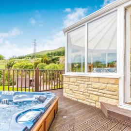 3 Bedroom luxury home, hot tub, stunning views of Killin, sitting on the River Dochart, Hotel in Killin
