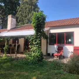 Gatehouse at unique farm, neighbour to yaks & emus, hotelli kohteessa Höör