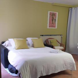 Chambres d'hôtes indépendantes au rez-de-chaussée d'une maison provençale dont une avec cour intérieure, hotel v destinácii Tarascon