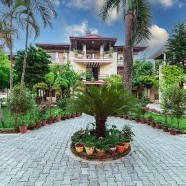 Royal Tiger Luxury Resort, hotel in Sauraha