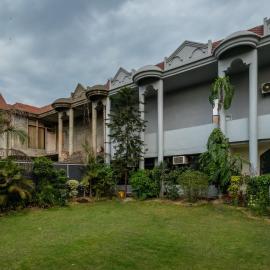 De Manora Homes - Unpretentious hotel with a garden , posh area Ranjit Avenue، فندق في أمريتسار