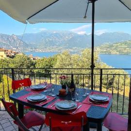 Residenza Coccinelle vista Lago d'Iseo, hotel in Tavernola Bergamasca