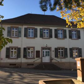 Altes Schulhaus Mutschelbach、カールスバートのホテル