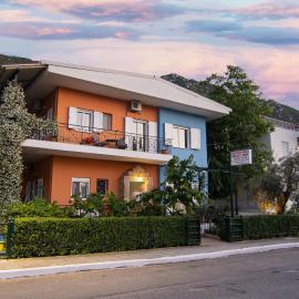 Tsertos Apartments, hotel in Kamena Vourla