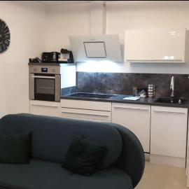 Apartment mit schöner, moderner Einrichtung
