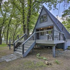 Lake Pepin Cottage w/ Decks + Private Beach!, hotel in Stockholm