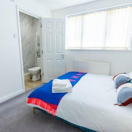 4 en-suite bedroom house with free parking Aylesbury, hotel in Buckinghamshire