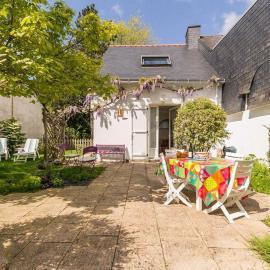 Gîte rénové calme avec jardin fleuri, à proximité du canal de Nantes à Brest et de la forêt du Gâvre - FR-1-306-1007，Blain的飯店