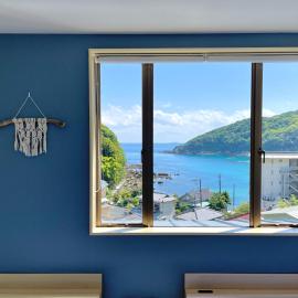Guesthouse All you need - All rooms have an ocean view!, hotelli kohteessa Shimoda