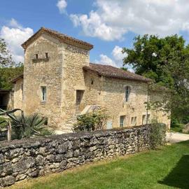 Gite de charme avec piscine - a charming cottage gite with swimming pool, hotel in Saint-Léonard