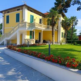 B&B VILLA PREZIOSA LAGO MAGGIORE, готель у місті Леса