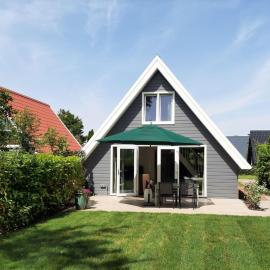 Stylish holiday home by the sea, hotel in Tuitjenhorn