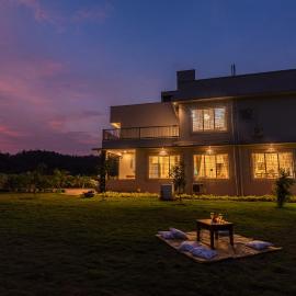SaffronStays Midori - 4BR riverside villa with pool, lawn, terrace & access to Kundalika River rafting site, hotel a Kolād