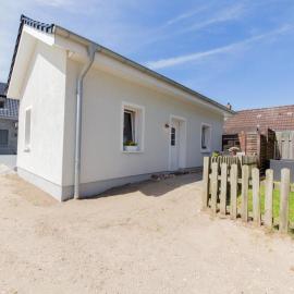 Ferienwohnung 3 Haus Meeresrauschen - Bungalow, hotel in Haffkrug