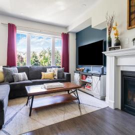 Modern Home with Sauna Pool Table and Mountain View, hotel in Collingwood
