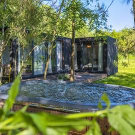 Modern and specious riverside cabin with hot tub, hotel v destinaci Čiobiškis
