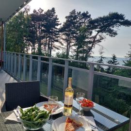 APARTAMENT BALTICHOFF PREMIUM with Sea View, Basen, Spa, Gym, Sauna, hala sportowa z kortem tenisowym、ゴンスキのホテル