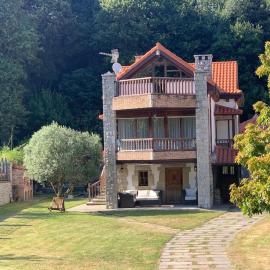 Viesnīca Casa con amplio jardín en Pechón pilsētā Pečona