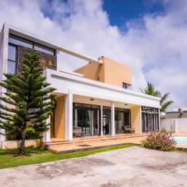 Villa Fitz: Sunlit Beach Getaway w/ Pool + WIFI, hotel a Belle Mare